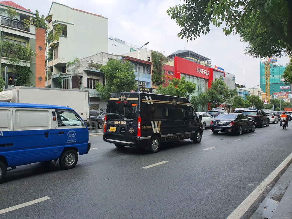 Bị đổ nhầm dầu vào bình nước làm mát gây hư hỏng xe, ai chịu trách nhiệm bồi thường. (Ảnh minh họa)