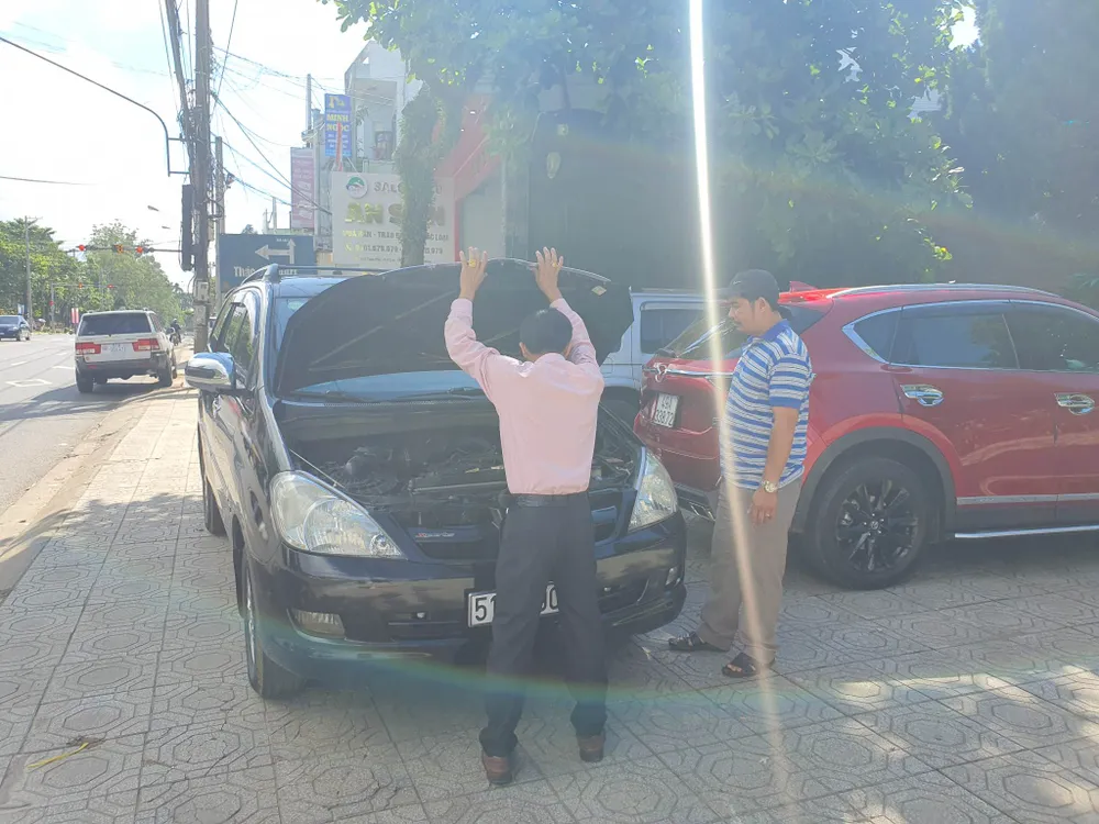 Các showroom ô tô cũ ế ẩm, ngồi chơi là chính. Ảnh: THY NHUNG