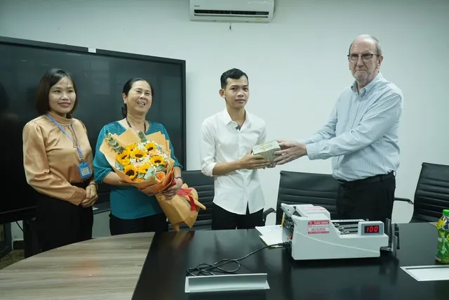 Đại diện Sở Công thương tỉnh Bình Dương (bìa trái) cùng CEO Tập đoàn Tân Hiệp Phát trao 1 tỉ đồng cho Hoàng Em.