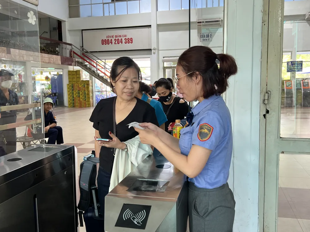 Ngành đường sắt khuyến cáo hành khách ra ga trước giờ tàu chạy là một tiếng. Ảnh: TN