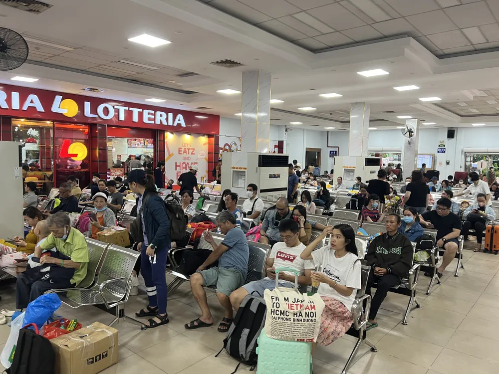 Nhiều hành khách đến từ sớm và đợi ở khu vực ga Sài Gòn. Ảnh: TN Nhiều hành khách đến từ sớm và đợi ở khu vực ga Sài Gòn. Ảnh: TN