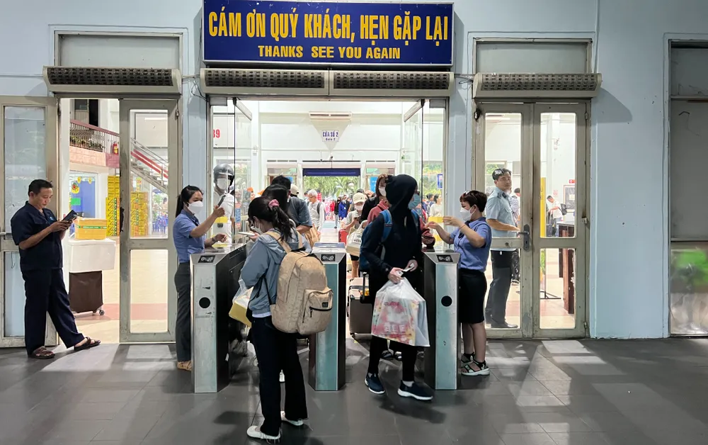 Chuyến tàu TP.HCM đi Quy Nhơn xuất phát lúc 18 giờ 5. Ảnh: TN Chuyến tàu TP.HCM đi Quy Nhơn xuất phát lúc 18 giờ 5. Ảnh: TN