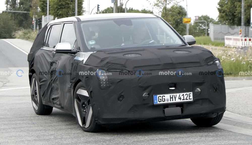 Lộ diện Kia EV4 đang chạy thử nghiệm. Ảnh: MOTOR1