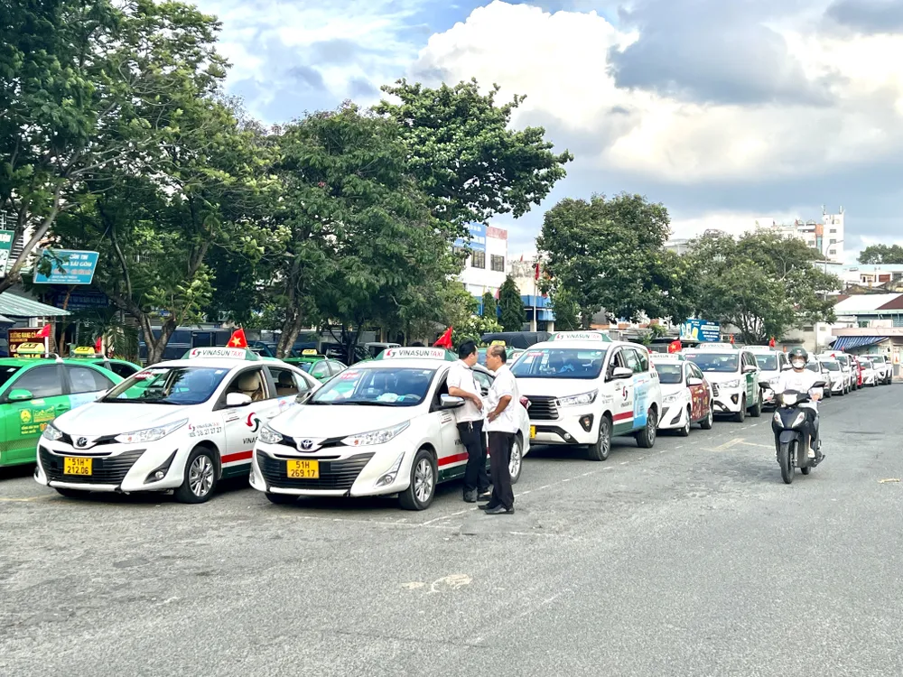 Bốn hàng taxi chờ đón khách quay trở lại TP.HCM. Ảnh: TN Bốn hàng taxi chờ đón khách quay trở lại TP.HCM. Ảnh: TN