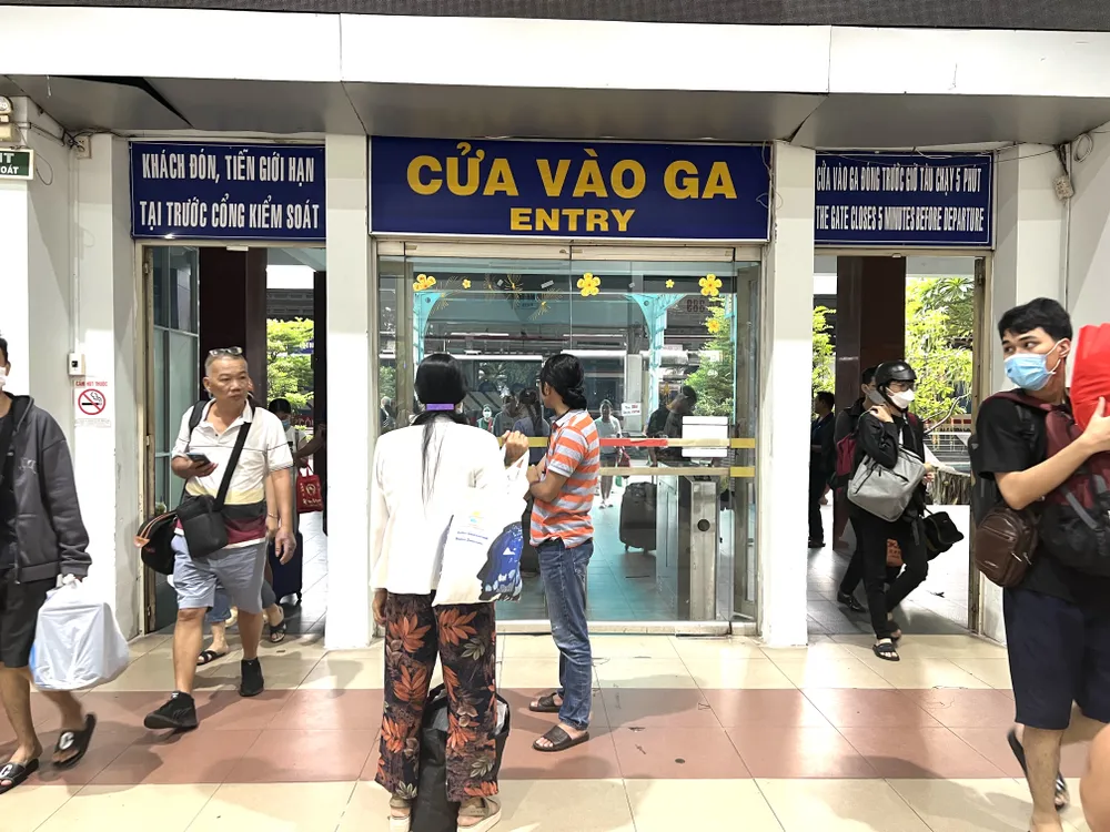 Nhiều gia đình đứng đón chờ người thân của mình. Ảnh: TN Nhiều gia đình đứng đón chờ người thân của mình. Ảnh: TN