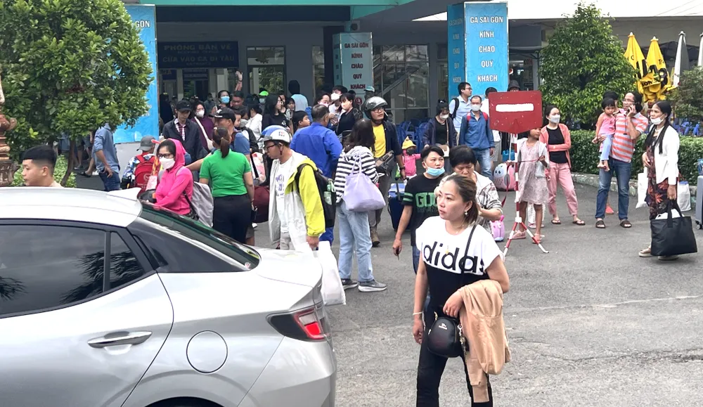 Một số hành khách lựa chọn xe công nghệ để về nhà thay vì taxi truyền thống. Ảnh: TN Một số hành khách lựa chọn xe công nghệ để về nhà thay vì taxi truyền thống. Ảnh: TN