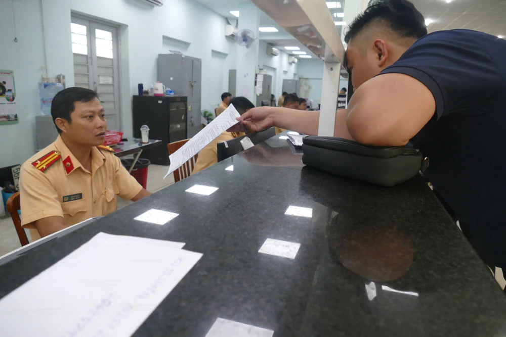 Ngoài các loại thuế trên, người mua ô tô còn phải trả một số phí dưới đây. dk-bien-so.jpg