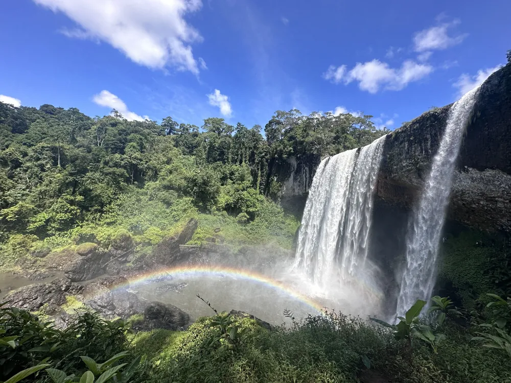 Tuỳ vào từng thời điểm, du khách có thể bắt trọn cầu vồng bên cạnh thác nước. Ảnh: MẠNH TIẾN