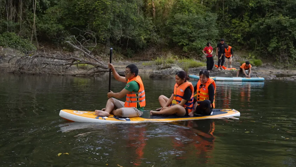 Du khách cũng có thể trải nghiệm chèo sub bên các dòng suối. Ảnh: ĐINH XUÂN MINH