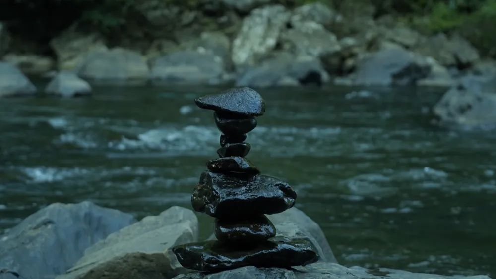 Những hòn đá được các du khách xếp tầng bên cạnh dòng suối. Ảnh: ĐINH XUÂN MINH