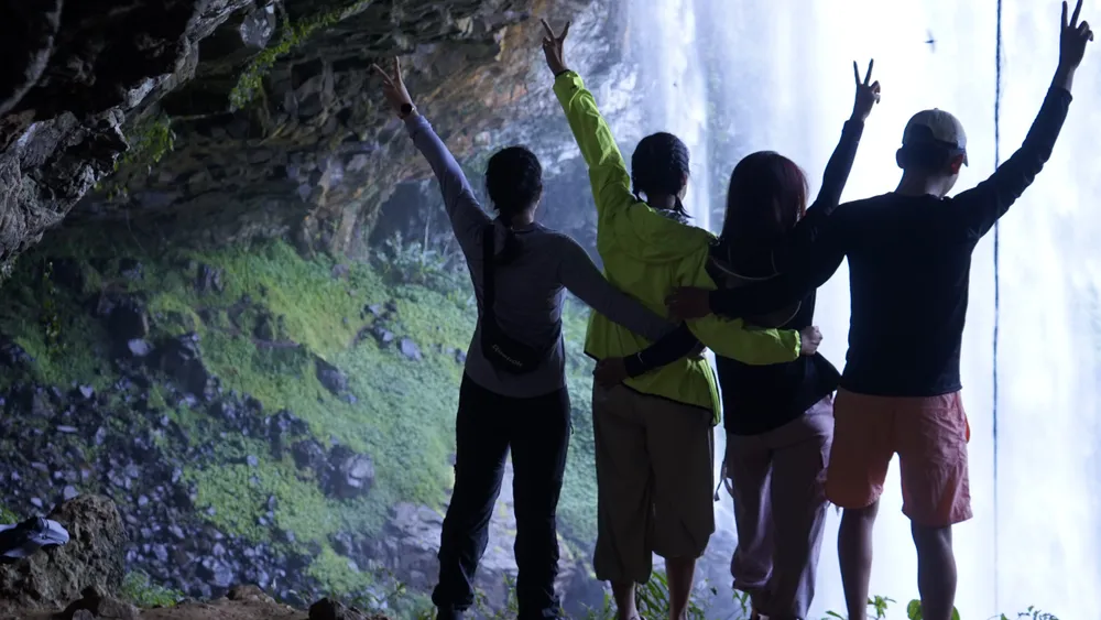 Nhóm bạn của anh Thanh Hải check-in bên trong Hang Én. Ảnh: ĐINH XUÂN MINH