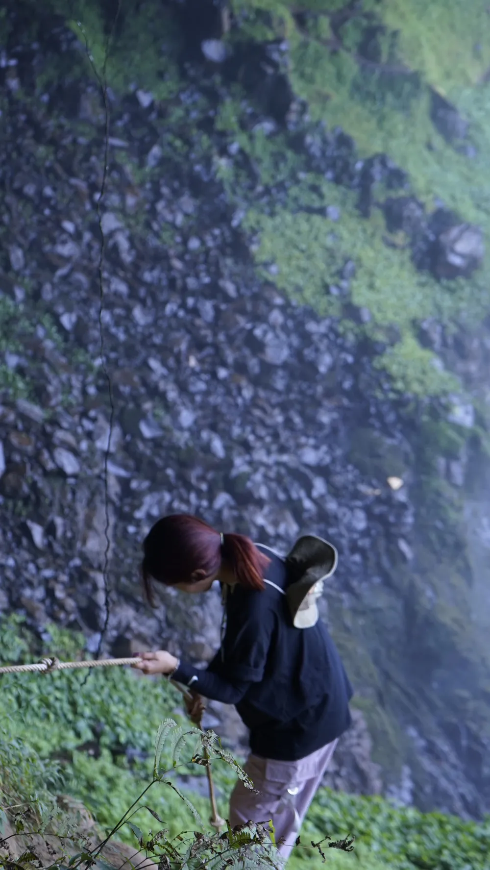 Bạn Quỳnh Đặng đang trải nghiệm cảm giác &quot;đu dây&quot; để xuống khu vực Hang Én. Ảnh: ĐINH XUÂN MINH