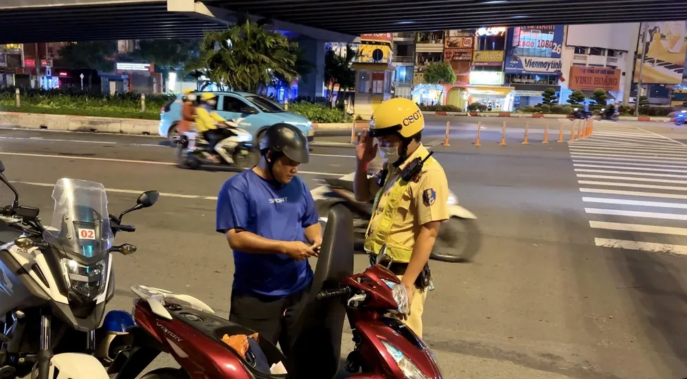 CSGT không cần phải chứng minh lỗi vi phạm của người tham gia giao thông trước khi yêu cầu xuất trình giấy tờ để kiểm tra. Ảnh: NGUYỄN YÊN chao-dieu-lenh.jpg