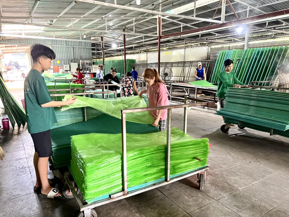 Ngày nay dù được máy móc hỗ trợ nhưng làm bánh tráng vẫn rất vất vả. Ảnh: THY NHUNG lang-nghe-banh-trang