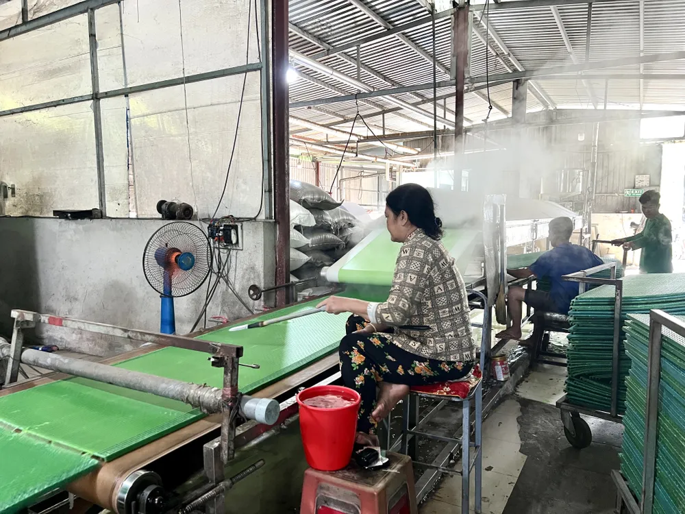 Từ xưa, xã Phú Hòa Đông đã hình thành nên làng nghề bánh tráng và lưu giữ đến ngày nay. Ảnh: THY NHUNG lang-nghe-banh-trang