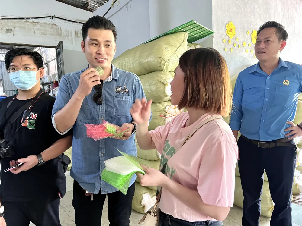Thực khách đang ăn thử trực tiếp bánh tráng nhiều loại tại xưởng. Ảnh: THY NHUNG lang-nghe-banh-trang