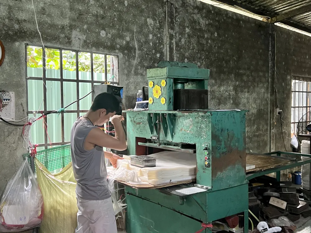 Hiện trên địa bàn xã Phú Hòa Đông có nhiều gia đình theo nghề sản xuất bánh tráng. Ảnh: THY NHUNG lang-nghe-banh-trang