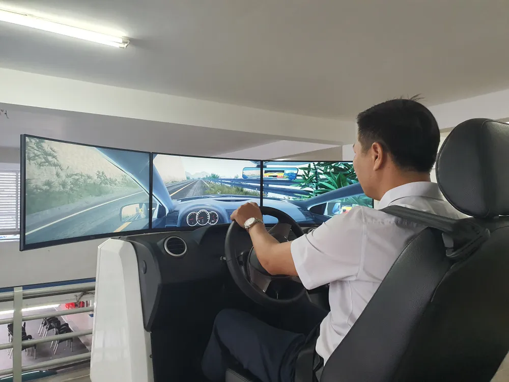 Sẽ hoàn thiện chính sách pháp luật phân cấp, phân quyền trong vận tải đường bộ và đào tạo, sát hạch, cấp giấy phép lái xe. Ảnh: TN cabin-lai-xe