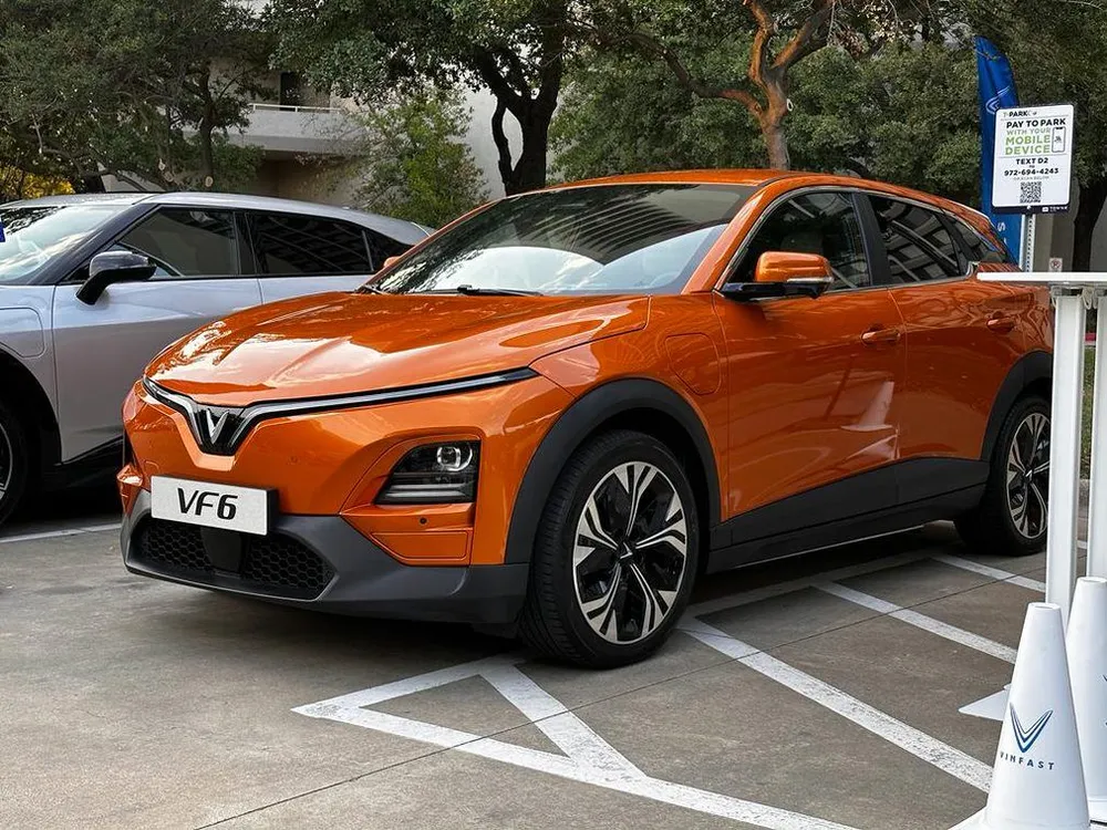 VF 6 tại một bãi đỗ xe tại Mỹ trong phối màu cam rực rỡ. A1.jpg