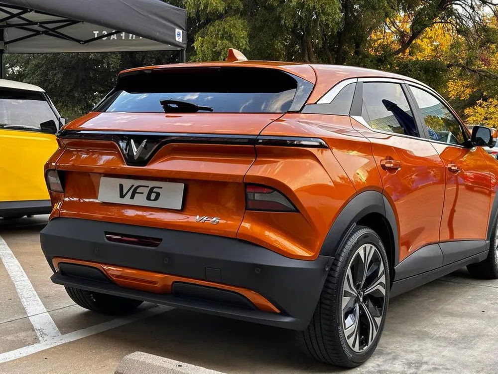 Thiết kế đuôi xe tạo điểm nhấn bằng những đường gân nổi khoẻ khoắn. vinfast-vf6