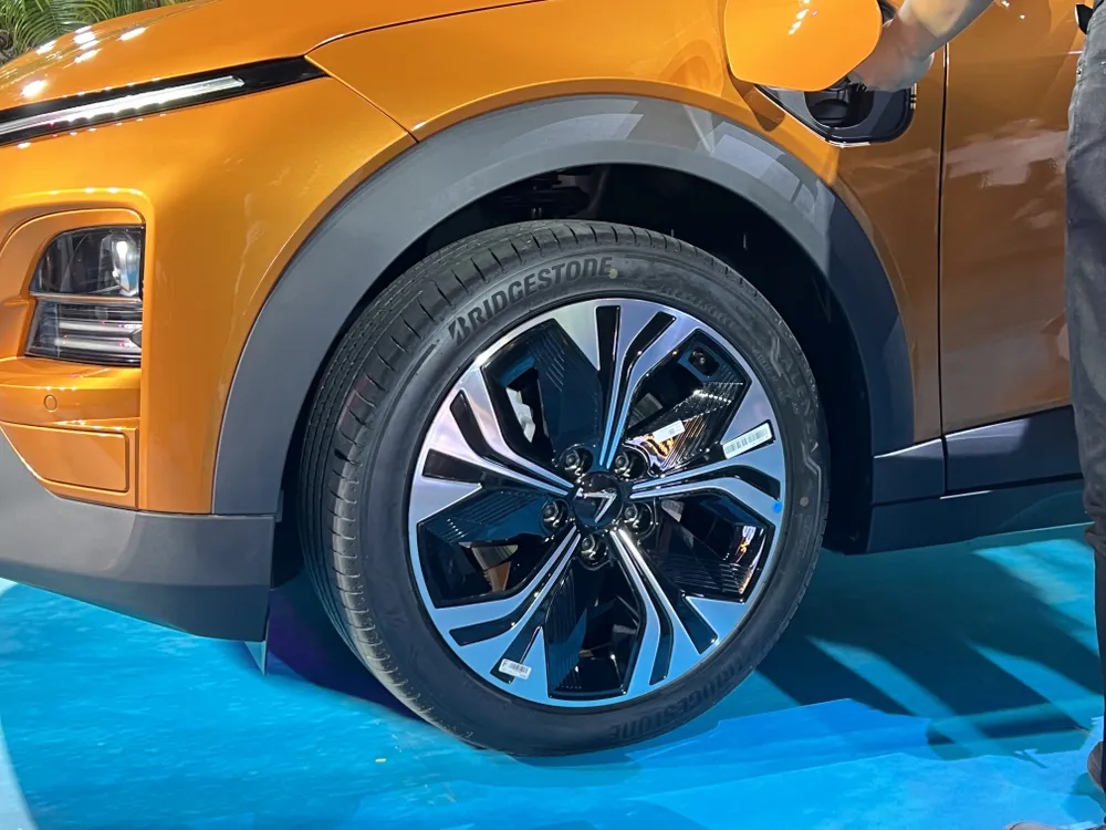 La-zăng hợp kim 5 chấu khỏe khắn với kích thước lên đến 19 inch, tôn lên vẻ ngoài thời thượng. Ảnh: TN VinFast-VF6