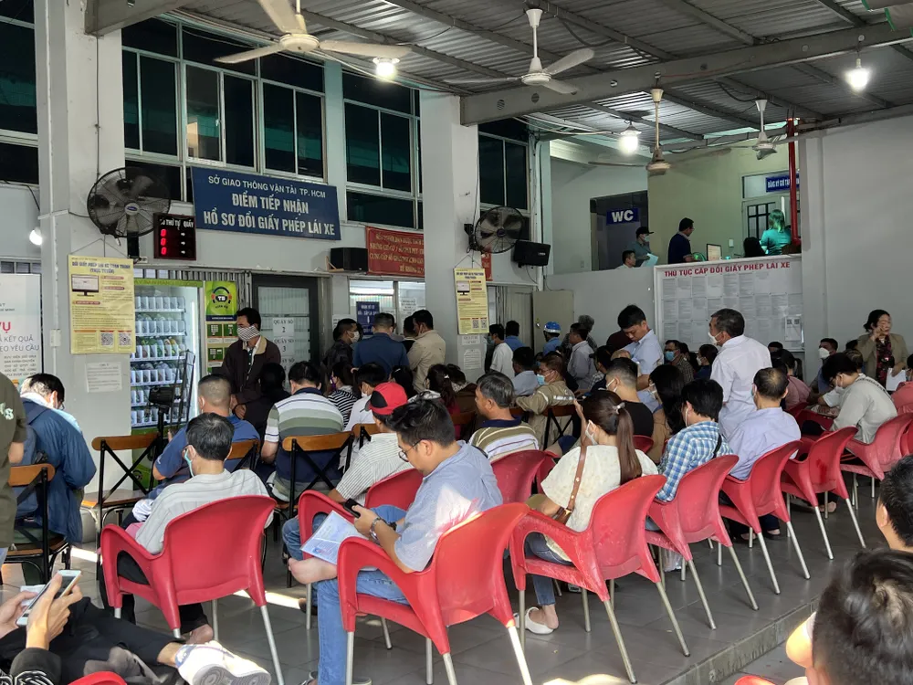 Người lái xe chưa nộp phạt hoặc đang bị tước GPLX thì không được xét thi nâng hạng GPLX. bằng lái xe