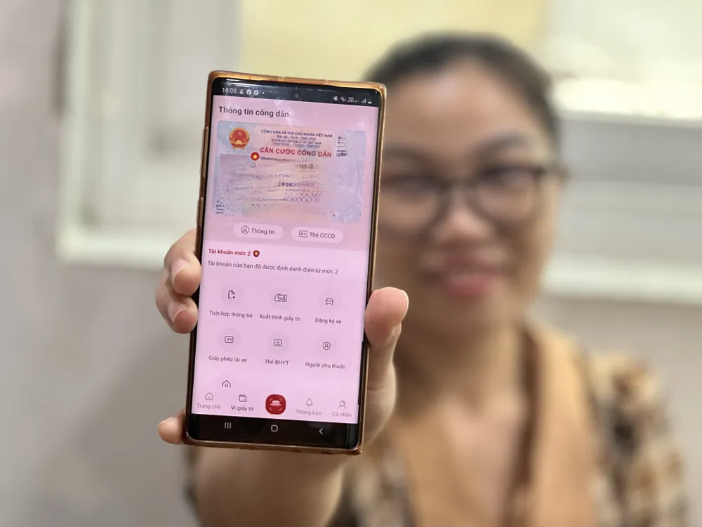 Khi tham gia giao thông, người dân vẫn phải mang các loại giấy tờ kèm theo đúng quy định. Ảnh: TN nop-phat-tren-vneid