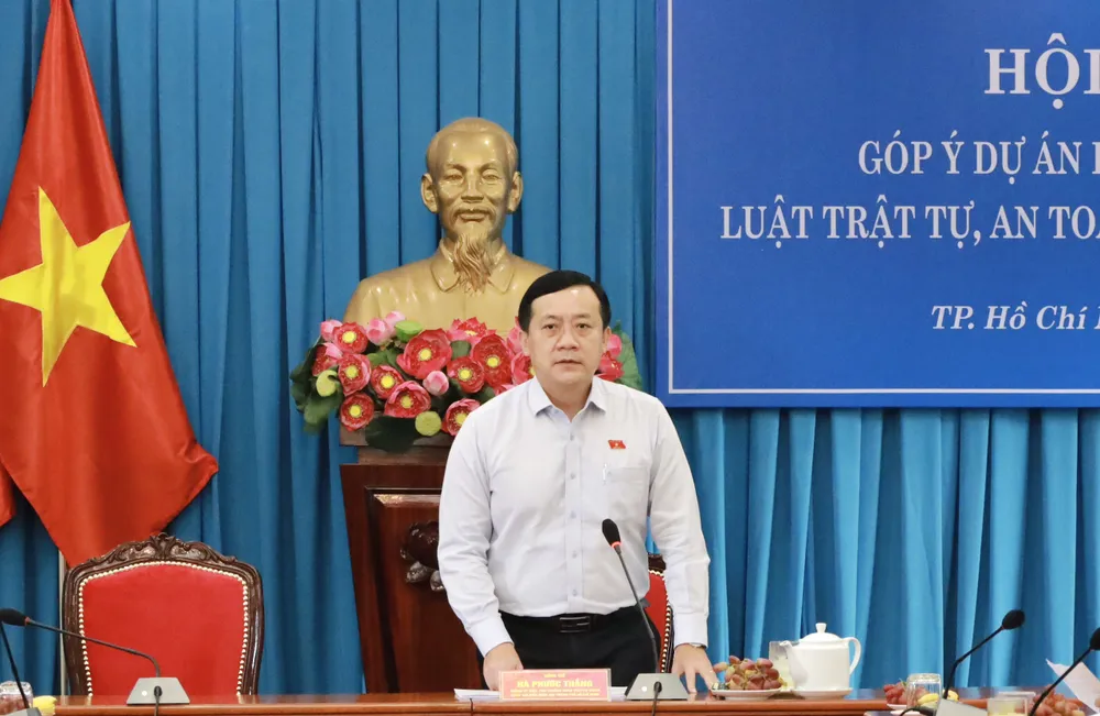 Ông Hà Phước Thắng, Phó Trưởng Đoàn chuyên trách đoàn ĐB Quốc hội TP.HCM phát biểu tại hội thảo. hoi-thao-1.jpg