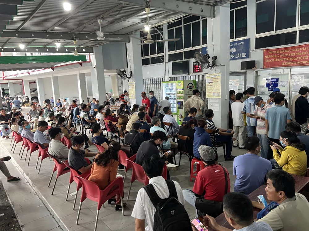 Vừa qua, tại một số điểm cấp đổi GPLX bị quá tải cục bộ. Ảnh: TN doi-bang-lai2-8961-6321.jpg