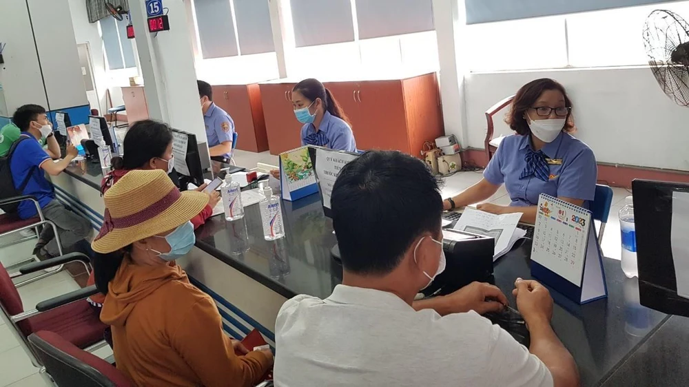 Theo quy định, mỗi hành khách chỉ được mua 10 vé/chiều, để tránh nguy cơ cò mồi "ôm" vé tàu tết Nguyên đán 2023. Ảnh: TN ve-tau-tet-bo-sung.jpg