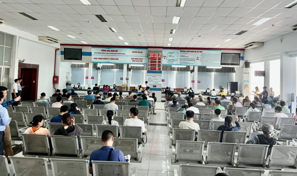 Nhiều người dân cho biết năm nay kinh tế khó khăn nên chọn tàu hỏa làm phương tiện về quê ăn tết. Ảnh: TN ve-tau-tet