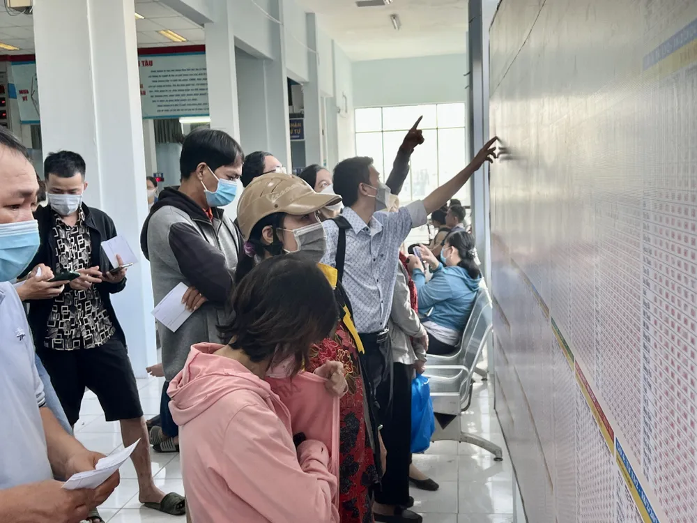 Người dân tìm hiểu giá vé của các loại tàu tết Nguyên đán 2024. Ảnh: TN ve-tau-tet