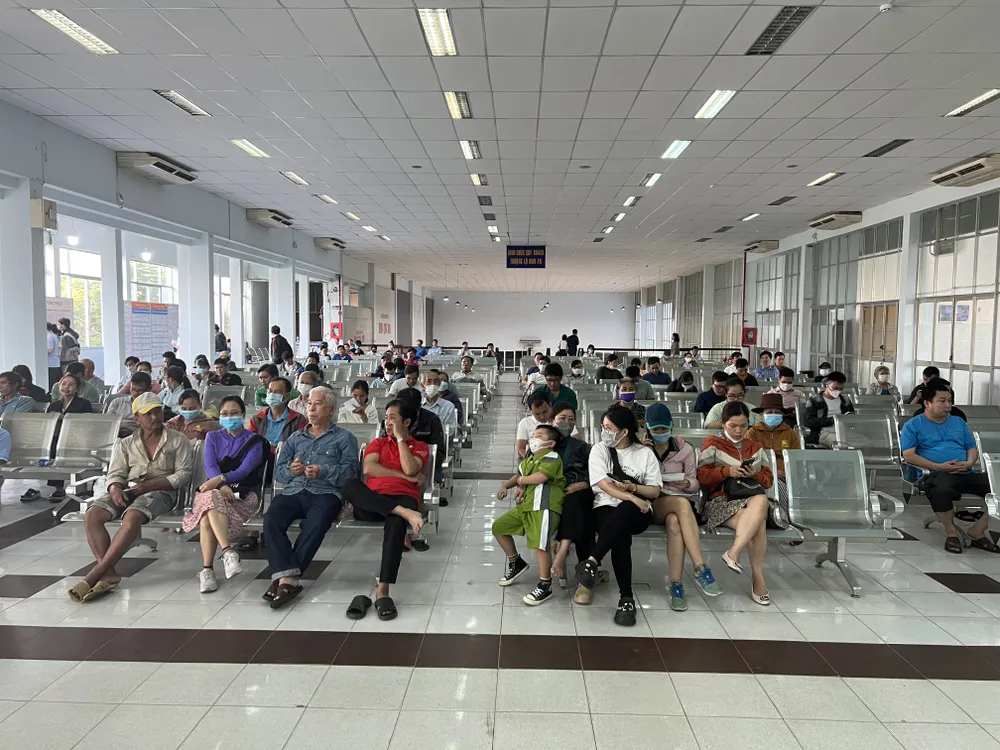 Từ sáng sớm, nhiều người dân đã đến lấy số thứ tự mua vé tàu. Ảnh: TN ve-tau-tet