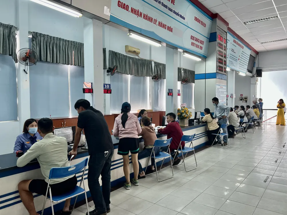 Nhân viên bán vé đang tư vấn cho người dân. Ảnh: TN ve-tau-tet