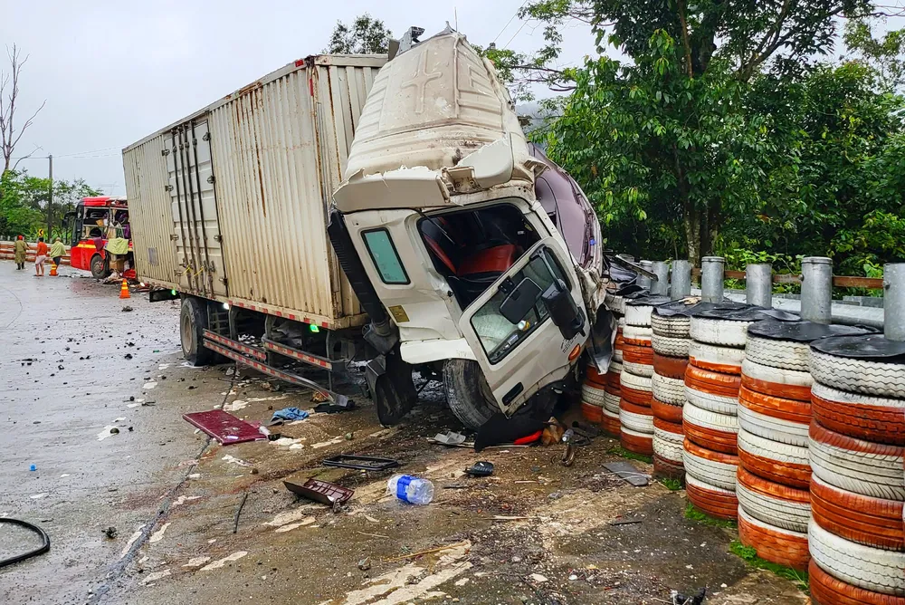 Hiện trường người gây tai nạn tại đèo Lò Xo. Ảnh: PLO Hiện trường người gây tai nạn tại đèo Lò Xo.