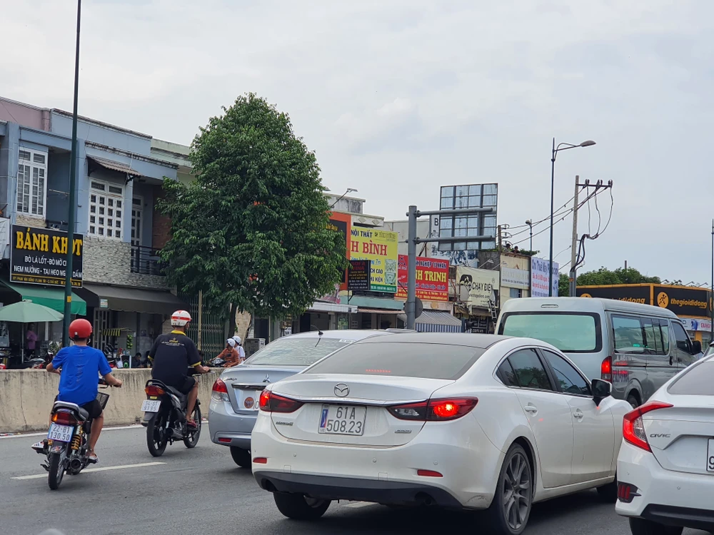 Người đi ô tô có thể bị phạt tiền 12 triệu đồng và tước bằng lái xe 4 tháng khi vượt quá tốc độ. Ảnh: TN Người đi ô tô có thể bị phạt tiền 12 triệu đồng và tước bằng lái xe 4 tháng khi vượt quá tốc độ.