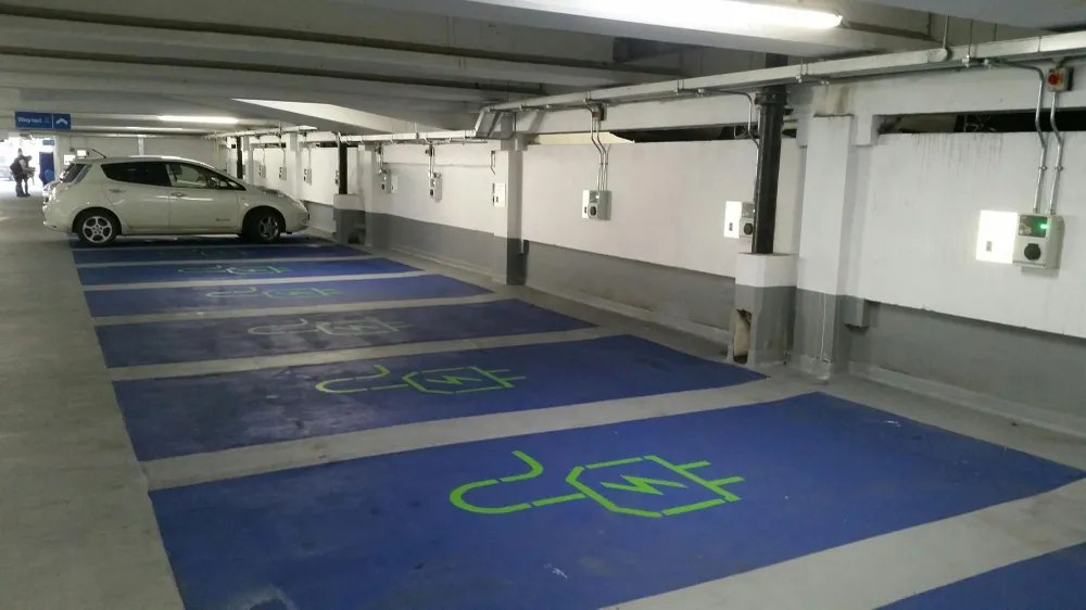 quốc gia này đã áp dụng Quy định xây dựng sửa đổi về việc lắp đặt các điểm sạc xe điện hoặc các tuyến cáp.