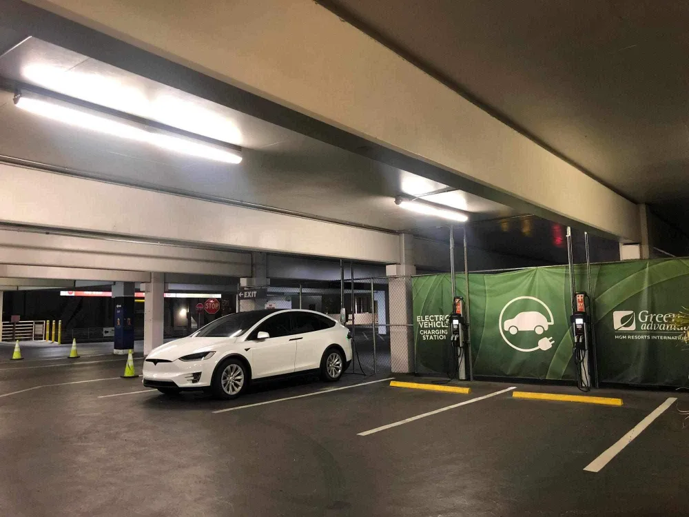 Trạm sạc xe điện phục vụ miễn phí cho cả khách và nhân viên tại bãi đỗ xe trong nhà MGM Grand Self Parking Garage, Las Vegas