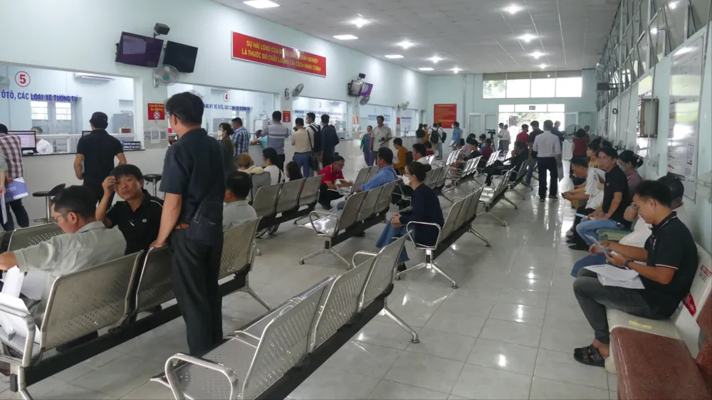 Từ 6-11, quy định mới về giá tính lệ phí trước bạ đối với ô tô, xe máy có hiệu lực. Ảnh: TN Từ 6-11, quy định mới về giá tính lệ phí trước bạ đối với ô tô, xe máy có hiệu lực.