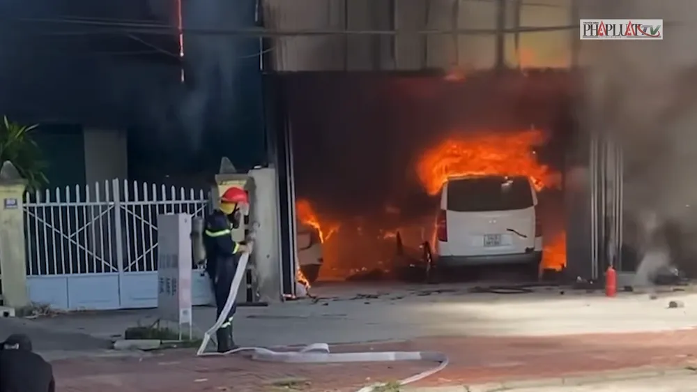 Vụ cháy ở Quảng Ninh đã thiêu rụi 5 chiếc ô tô.