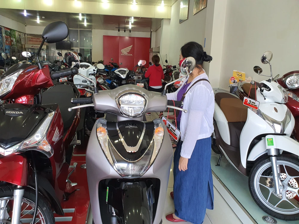 Sức mua đã giảm nhưng người Việt vẫn mua gần 7000 xe máy mỗi ngày. Ảnh: TN Honda-SH-mode