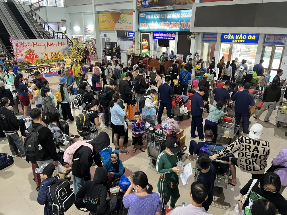 Ga Sài Gòn đông đúc hành khách về quê.