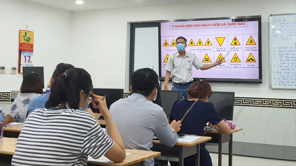 Sở GTVT TP.HCM kiến nghị Bộ GTVT đồng ý thí điểm học lý thuyết lái xe theo hình thức online. Ảnh: TN Sở GTVT TP.HCM kiến nghị Bộ GTVT đồng ý thí điểm học lý thuyết lái xe theo hình thức online