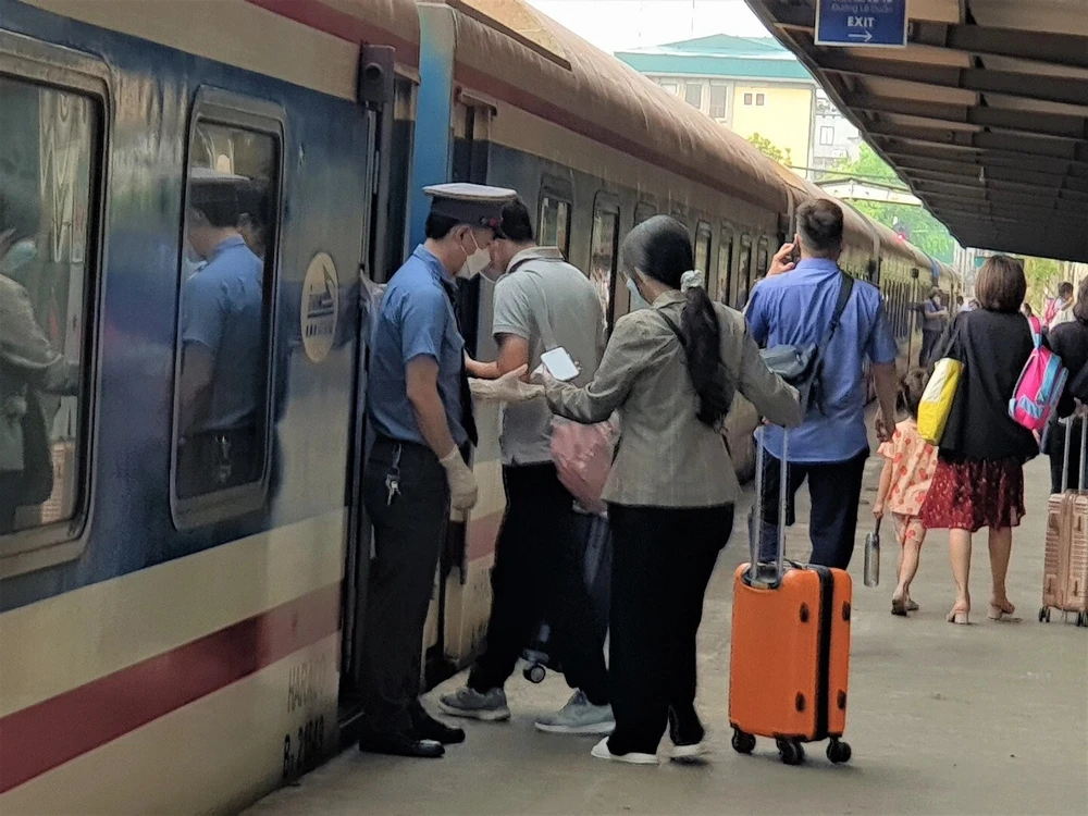 Người đi tàu cần kiểm tra lại vé điện tử của mình trước khi lên tàu. Ảnh: ĐS Người đi tàu cần kiểm tra lại vé điện tử của mình trước khi lên tàu.