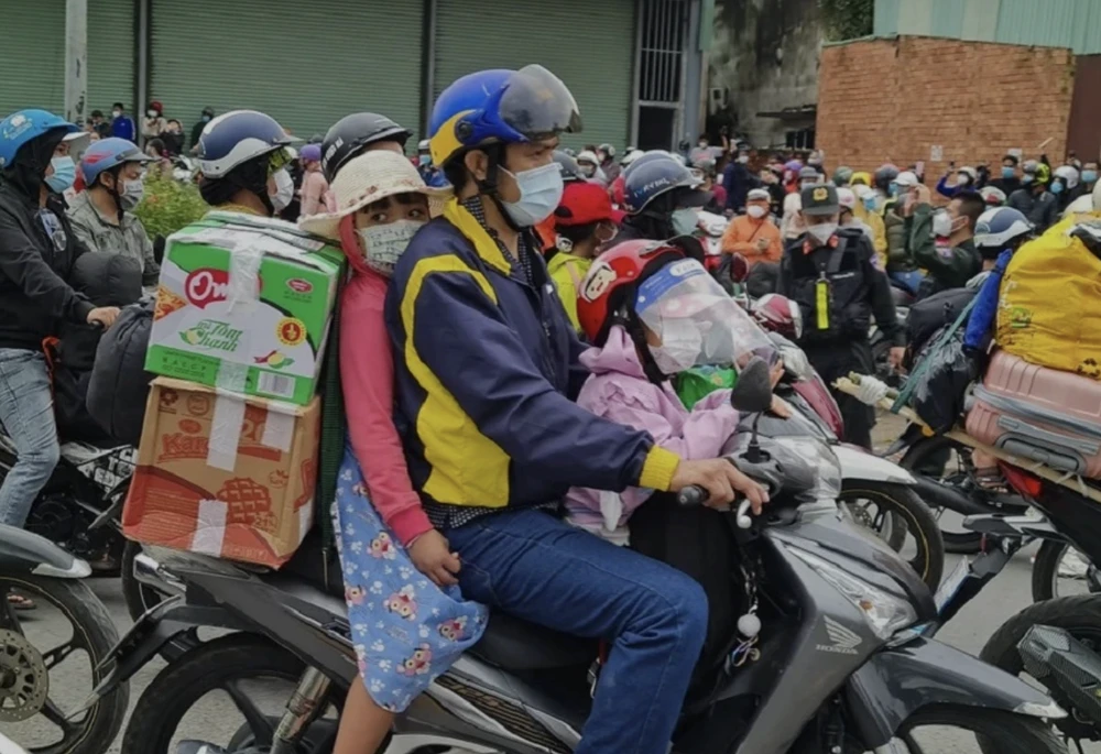 Bộ Công an đề xuất chở trẻ dưới 6 tuổi trên xe máy phải có dây đai an toàn hoặc ghế trẻ em. Ảnh: PLO Đề xuất chở trẻ dưới 6 tuổi trên xe máy phải có dây đai an toàn hoặc ghế trẻ em