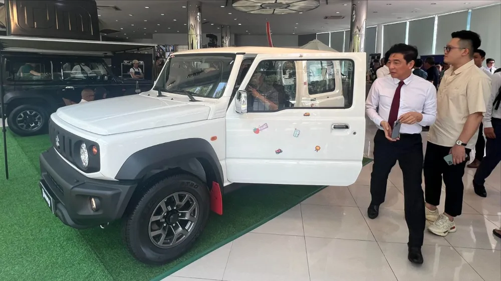 Nhiều khách hàng hào hứng đến xem mẫu Suzuki Jimny. Ảnh: TN suzuki-jimny-8.jpg