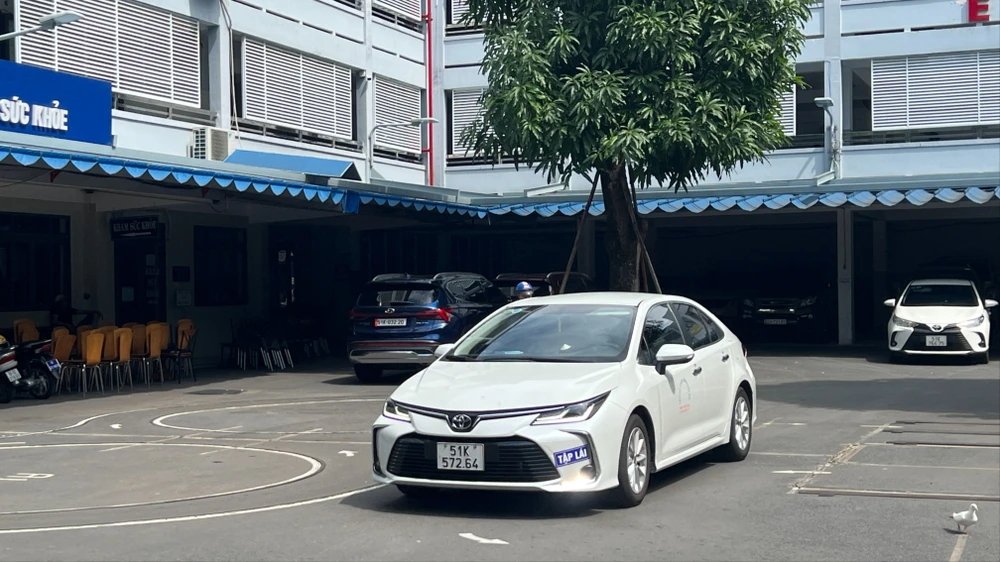 Người thi và đổi GPLX vẫn phải nộp hồ sơ khám sức khỏe. Ảnh: THY NHUNG giay-kham-suc-khoe-1.JPG