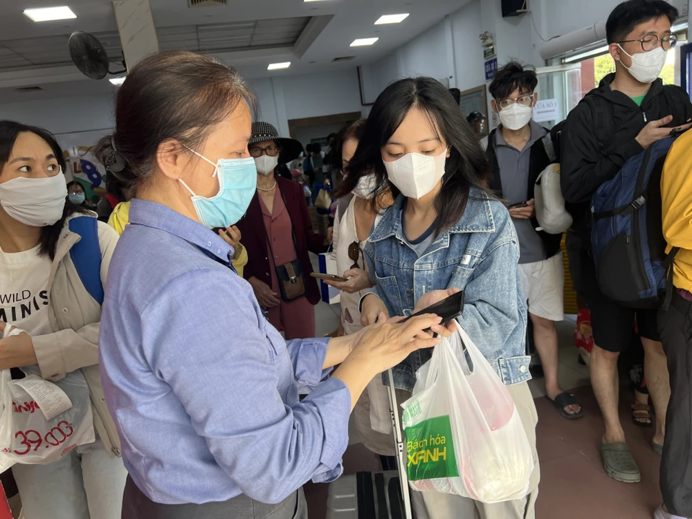 Trong ngày 26-4, có khoảng 5.000 hành khách rời TP.HCM đi nghỉ lễ. tau-hoa-00.JPG