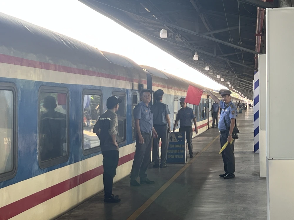 Các chuyến tàu thường xuất phát đúng giờ, hành khách cần đến ga sớm hơn giờ tàu chạy khoảng 30 phút. Ảnh: THY NHUNG tau-hoa-01.JPG