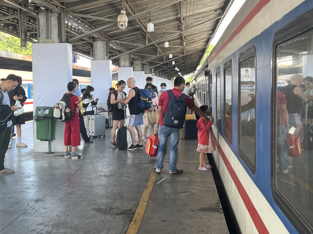 Hành khách đi tàu dịp lễ cũng khá đông người nước ngoài. Ảnh: THY NHUNG tau-hoa-02.JPG